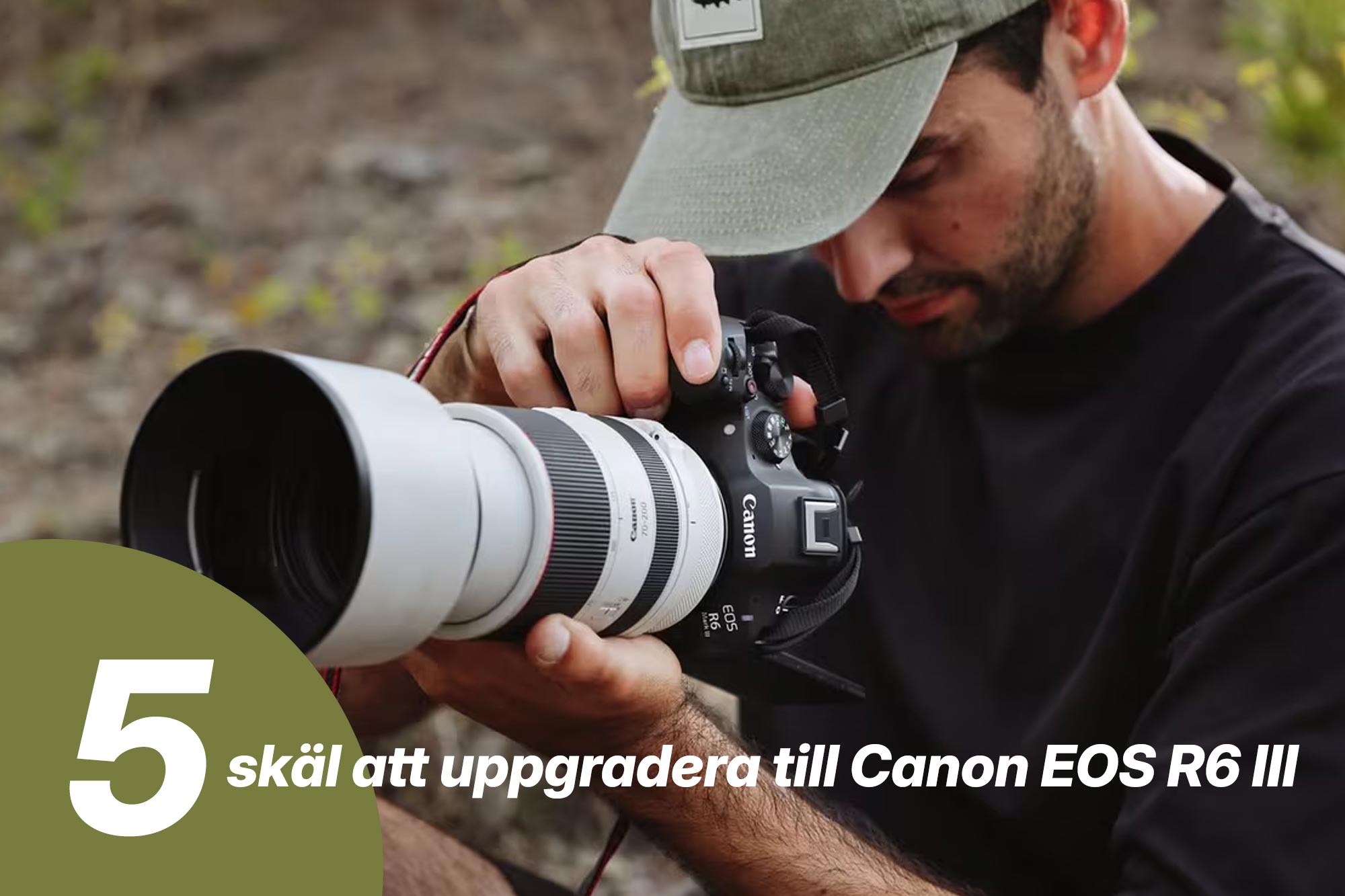 Man med grön keps fotograferar med Canon EOS R6 III
