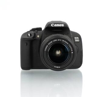 EOS 700D hus + Canon EF-S 18-55/3,5-5,6 III (begagnad)