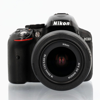 D5300 + AF-S 18-55mm f/3,5-5,6 G VR (begagnad)
