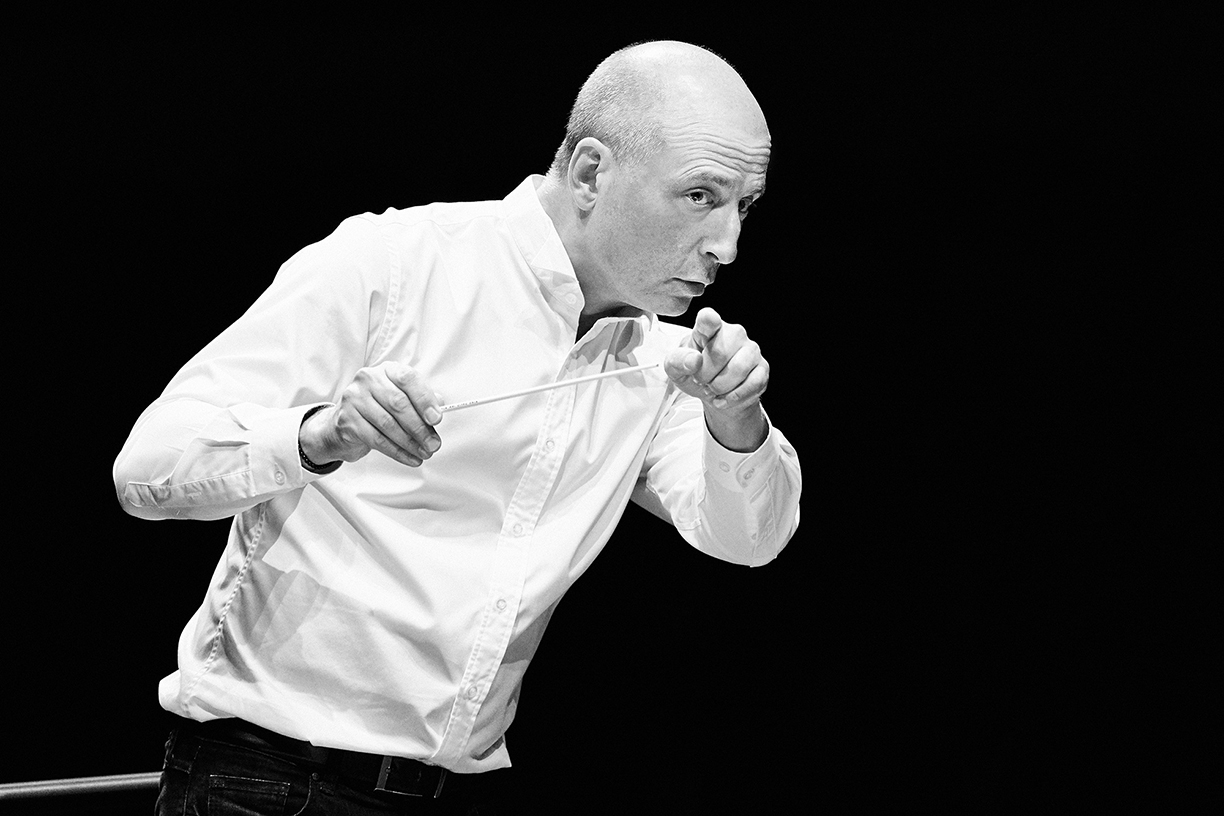 kaupo-kikkas-conductor-concentrating-hard-and-pointing-at-a-member-of-the-orchestra.jpg