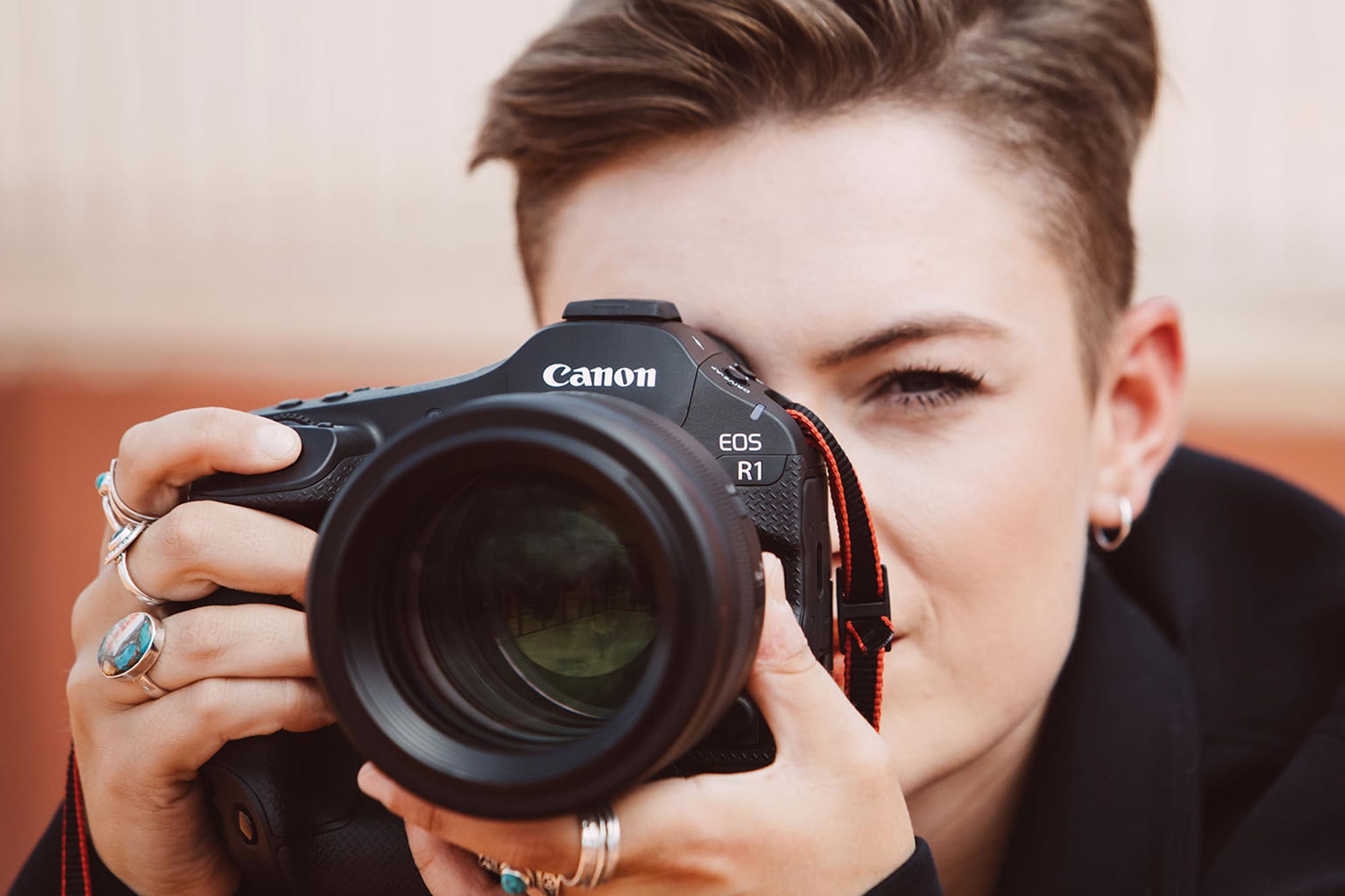 Kvinnlig fotograf använder Canon EOS R1 