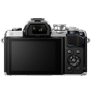 E-M10 Mark III kamerahus silver + M.Zuiko Digital 14-42/3,5-5,6 EZ + M Zuiko Digital 45/1,8 Silver