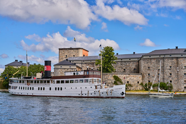 Sony FE 55mm f1.8_32w.jpg