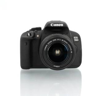 EOS 700D hus + Canon EF-S 18-55/3,5-5,6 III (begagnad)