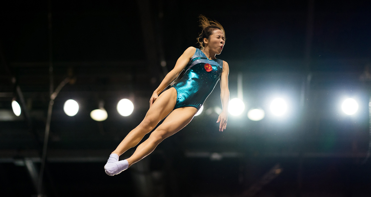 terry-donnelly-sony-alpha-9-gymnast-leaps-in-the-air-with-her-eyes-closed.jpg