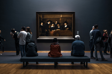 Turister på Rijksmuseum i Amsterdam