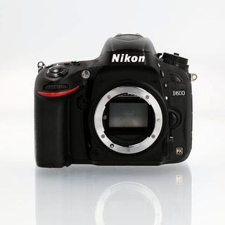 D600 kamerahus + batterigrepp MB-D14 (begagnad)