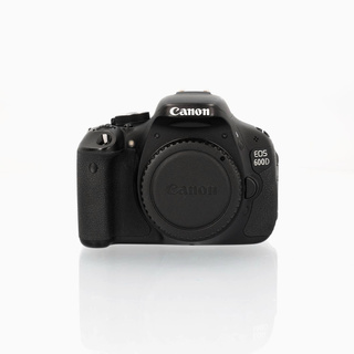 EOS 600D hus + EF 75-300/4-5,6 III + EF-S 55-250/4-5,6 IS II + EF-S 18-55/3,5-5,6 IS II (begagnad)
