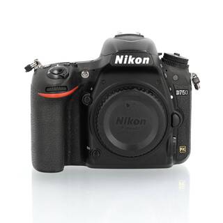 D750 hus + Batterigrepp MB-D16 (begagnad)