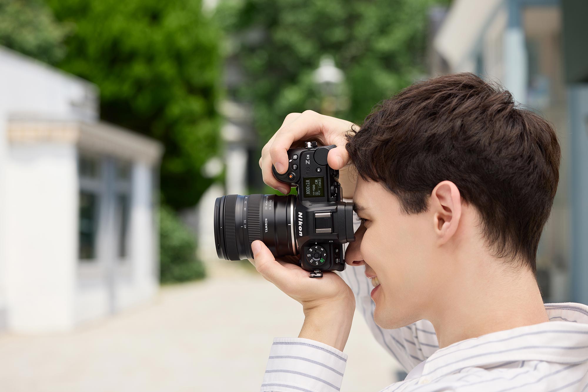 Tamron 20–40mm F/2,8 för NIkon fotograf håller den