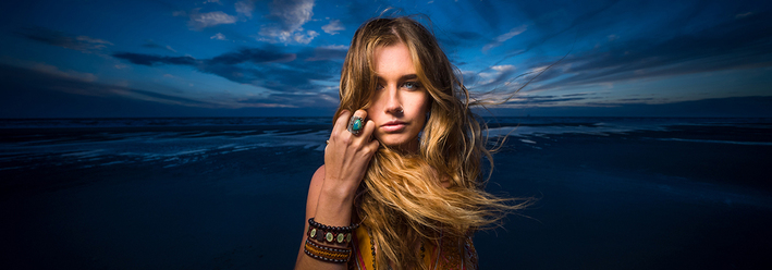 terry-donnelly-sony-alpha-9-wideangle-portrait-of-a-lady-on-a-beach-at-dusk.jpg