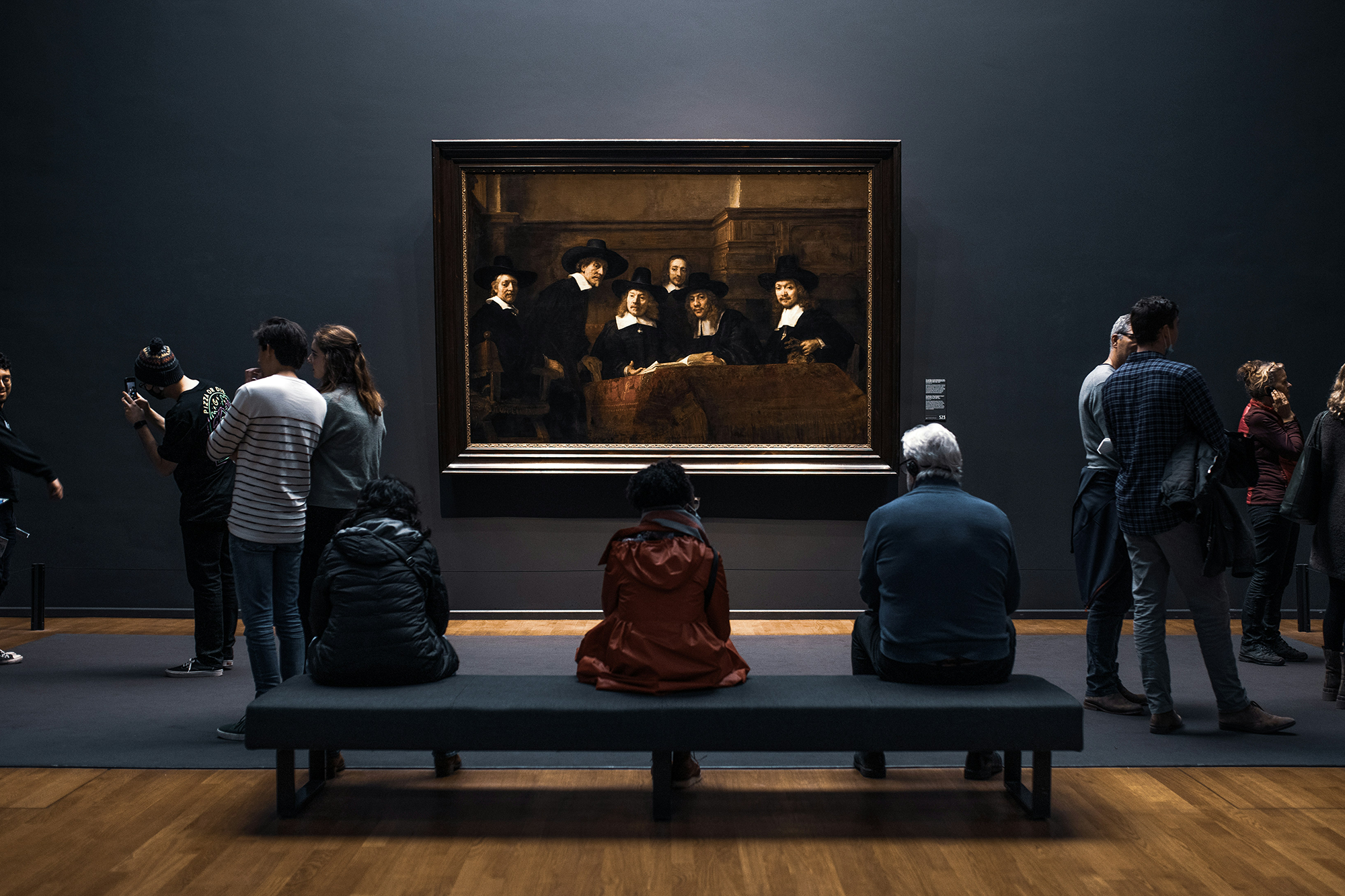 Turister på Rijksmuseum i Amsterdam
