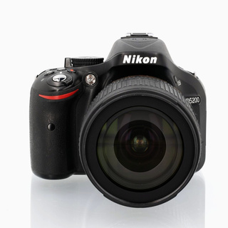 D5200 hus + AF-S DX 18-105/3,5-5,6 G ED VR (begagnad)