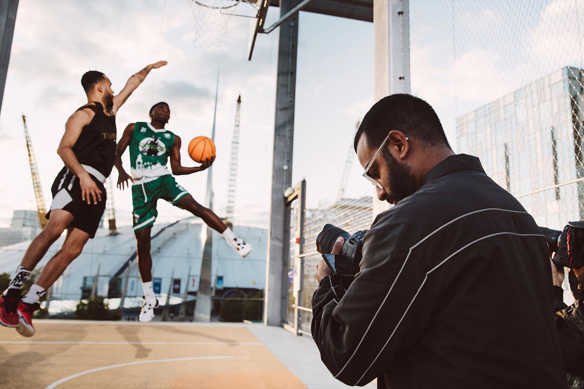Canon EOS R1 man fotograferar basketspelare 