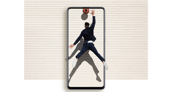 se-feature-meet-the-screen-with-a-lot-less-bezel--and-a-lot-more-view-203869743.jpg