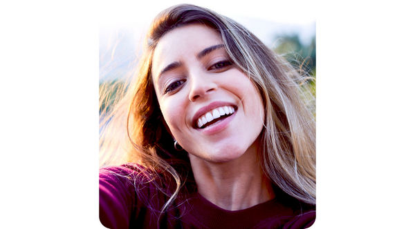 se-featureunit-front-camera--attention-grabbing-selfies-336443828.jpg