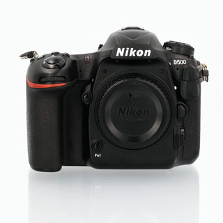 D500 hus + MB-D17 Batterigrepp + Extra batteri  (begagnad)